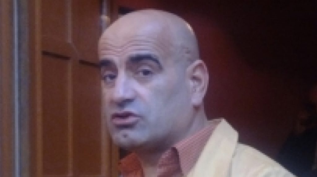 Burri plagosi me thikë përmbaruesin, flet gruaja e agresorit: Na zgjuan duke i rënë derës me shkelma!