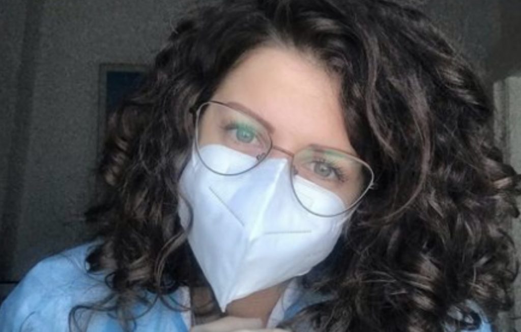 “Ia dola të përqafoj njerëzit e mi të dashur”, mjekja shqiptare tregon vuajtjen e 46 ditëve me koronavirus