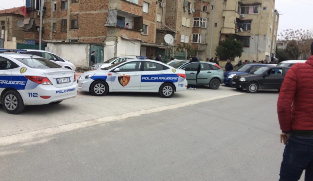 Rrahën fort  20-vjeçarin, arrestohet një person dhe shpallen në kërkim dy të tjerë