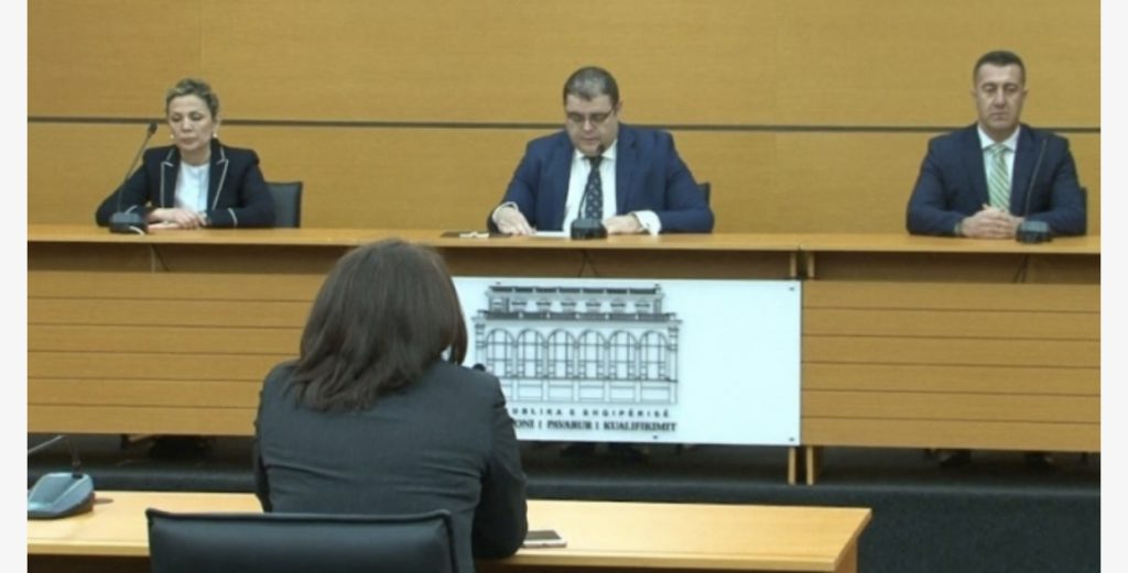 KPA zhvillon seancën e rradhës për Donika Prelën, Komisioneri Publik kërkon shkarkimin e saj: Nuk justifikon kursimet familjare