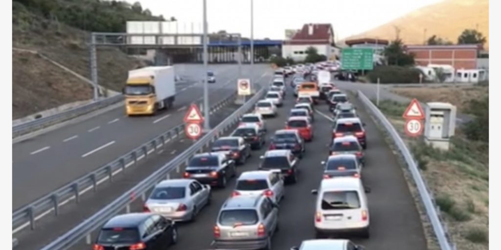 Nuk  ndalen shqiptarët e Kosovës, vetëm në mëngjes kalojnë Morinën 7 mijë pushues