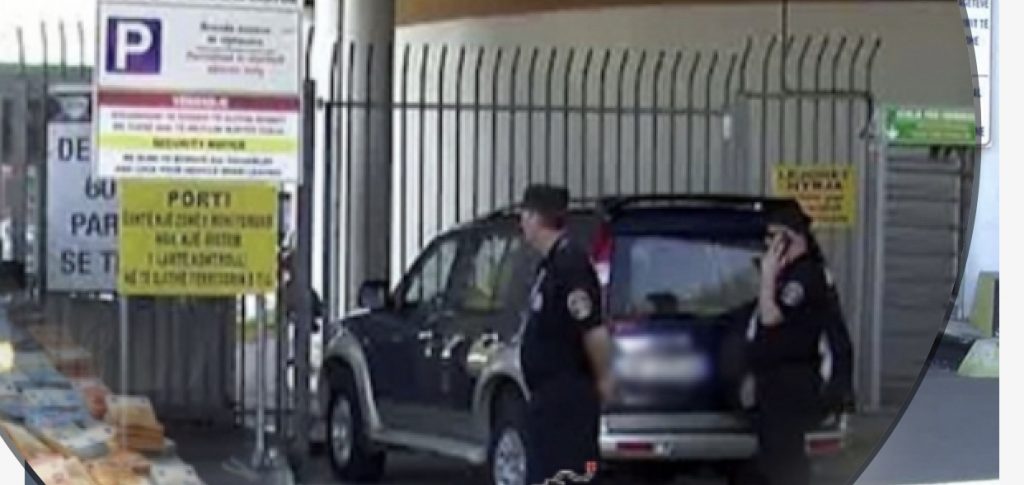 Sekuestrohen në Portin e Durrësit euro dhe bizhuteri floriri të fshehura në minibuz, ndalohet shoferi
