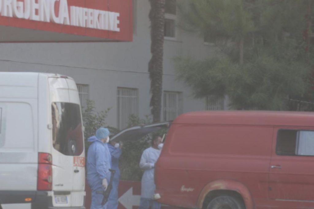 E burgosura me Covid-19 mbërrin te Infektivi, gardianët me veshje speciale dhe automatik MP5 në dorë