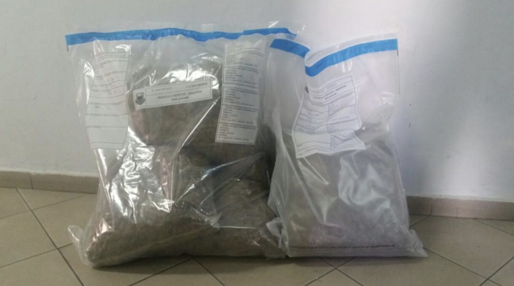 Kapen shpërndarësit e drogës në Fier. Çfarë i gjeti policia në banesë pas arrestimit
