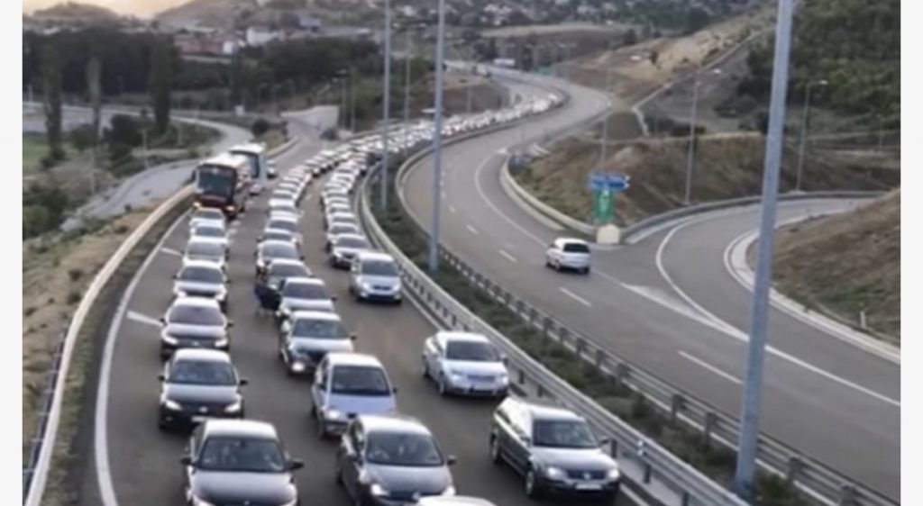 Mijëra shqiptarë nga Kosova dynden  drejt jugut të vendit tonë