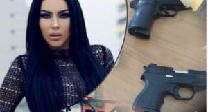 Arrestohet Fjolla Morina, i gjenden dy pistoleta, njëra në çantë