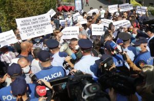 Një shoqëri që proteston vetëm për copën e bukës!