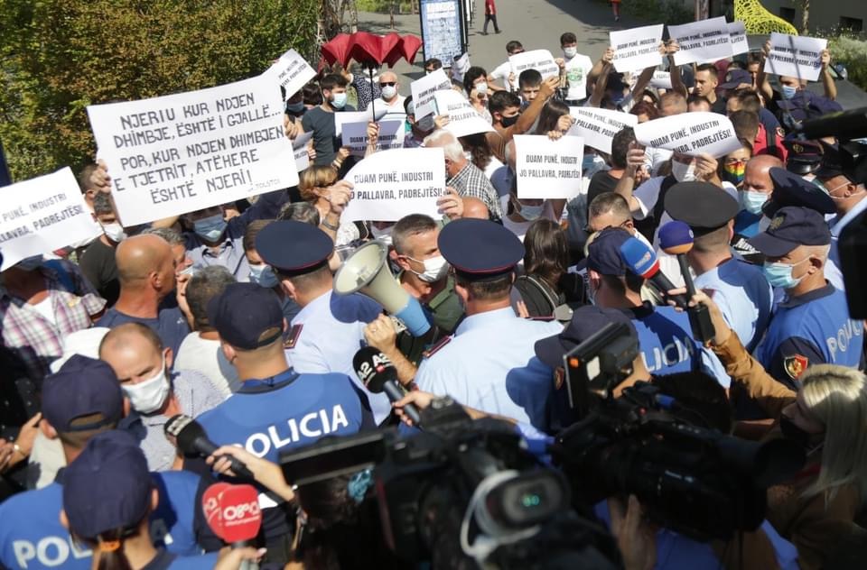 Një shoqëri që proteston vetëm për copën e bukës!