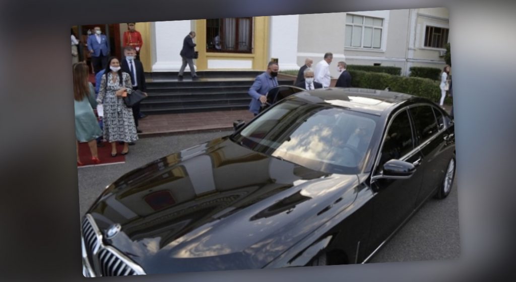 Lleshaj zbret para Kuvendit me makinë 100 milionshe, deputetët  e shohin me zili
