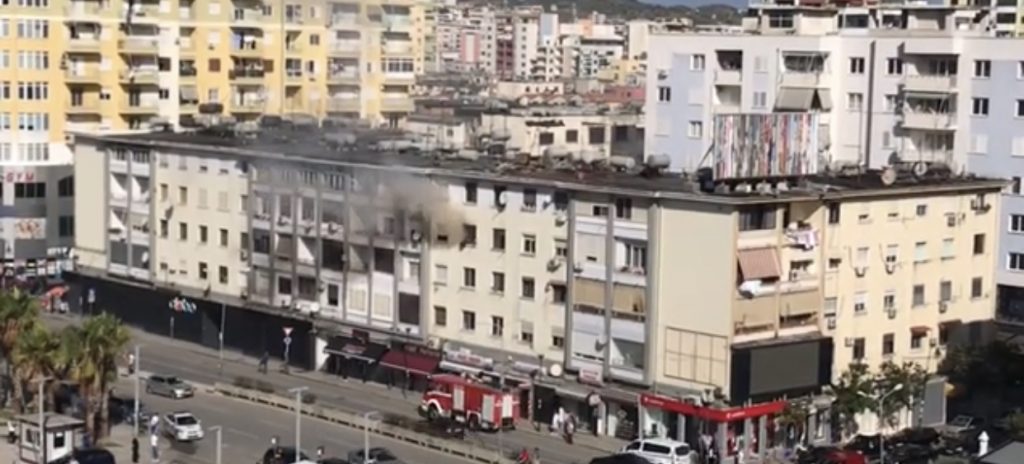 Zjarr brenda një apartamenti në pallatin disa katesh