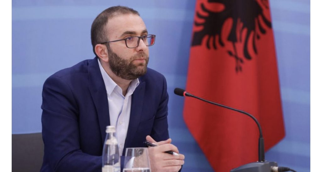 VIDEO/ “I hoqëm mësuesit nga kthetrat e politikës”-Bardhi i përgjigjet Ramës: I përdore ata për pushtetin tënd personal