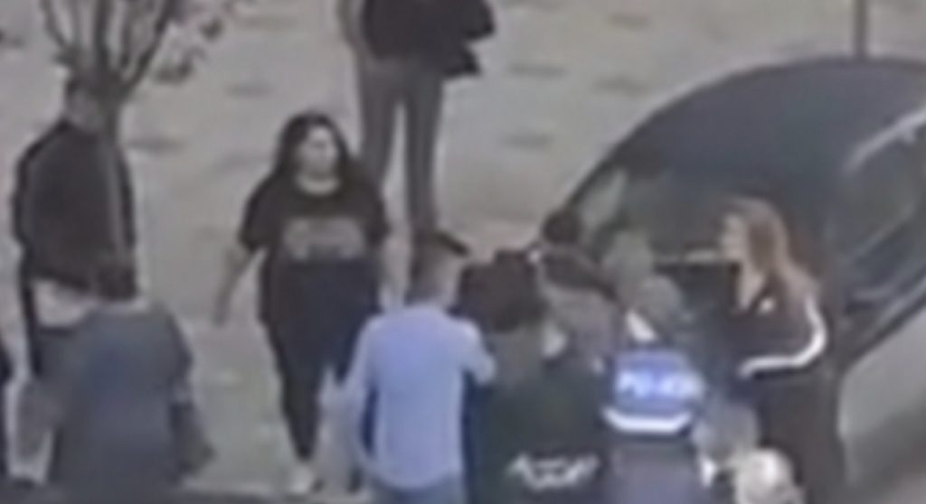 Rrahu me grushte burrin që i ngacmoi seksualisht vajzën e mitur, arrestohet nga policia