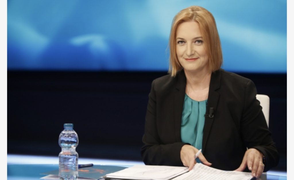 ‘Pagat rriten me 40%’, ministrja Denaj jep shifrën: Ja sa do të shkojë rroga e një mjeku