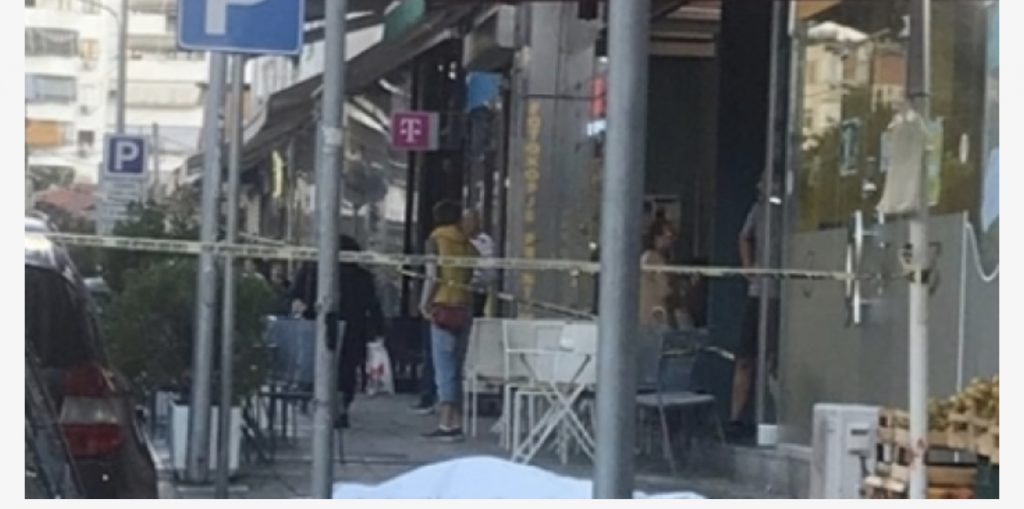 E rëndë, 60-vjeçarja hidhet nga ballkoni, trupi i pajetë ende në trotuar