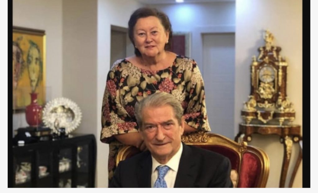 Ish-kryeministri Berisha feston ditëlindjen, publikon foton me bashkëshorten dhe shkruan: Udhëtim jashtë imagjinate 76 vjeçar