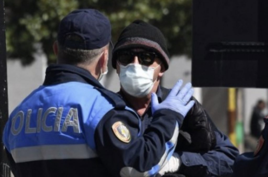 Policia gjobit 170 qytetarë për  maskat