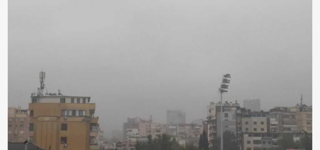Rreshje shiu pa ndërprerje, Tirana pushtohet edhe nga mjegulla