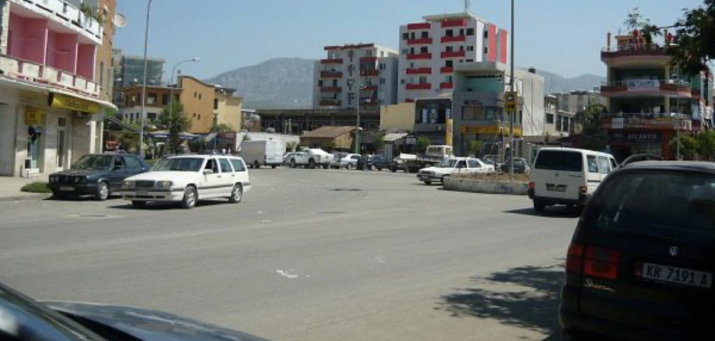 Nuk iu bind urdhrit për të ndaluar, i riu aksidenton punonjësin e policisë