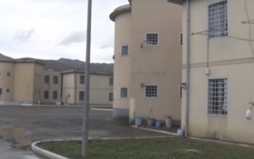 Të burgosurve në Peqin u bashkohen në grevën  e urisë edhe familjarët