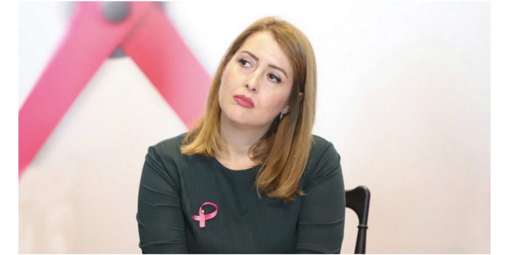 Ministrja Manastirliu thirrje grave dhe nënave: E kanë vetë në dorë  të shmangin rrezikun nga  tumori i gjirit