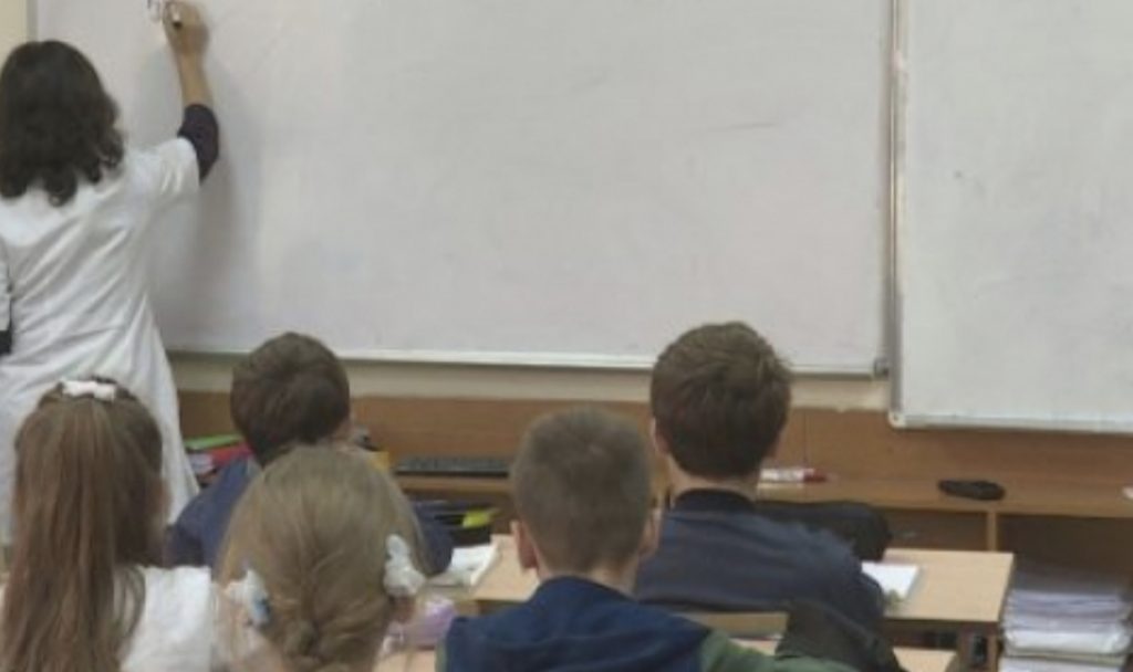 Shkollat e Elbasanit kthehen në vatra Covid-19, infektohet mësuesja e gjimnazit ‘Kostandin Kristoforidhi’