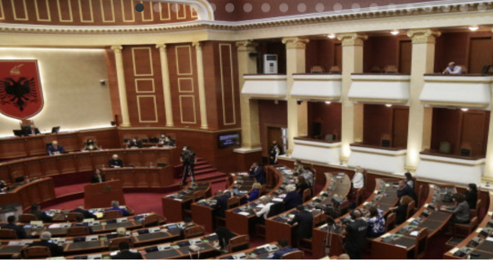 Parlamenti miraton Kodin e ri Zgjedhor, ndryshimet për koalicionet, pragun zgjedhor dhe hapjen e listave kalojnë me 93 vota
