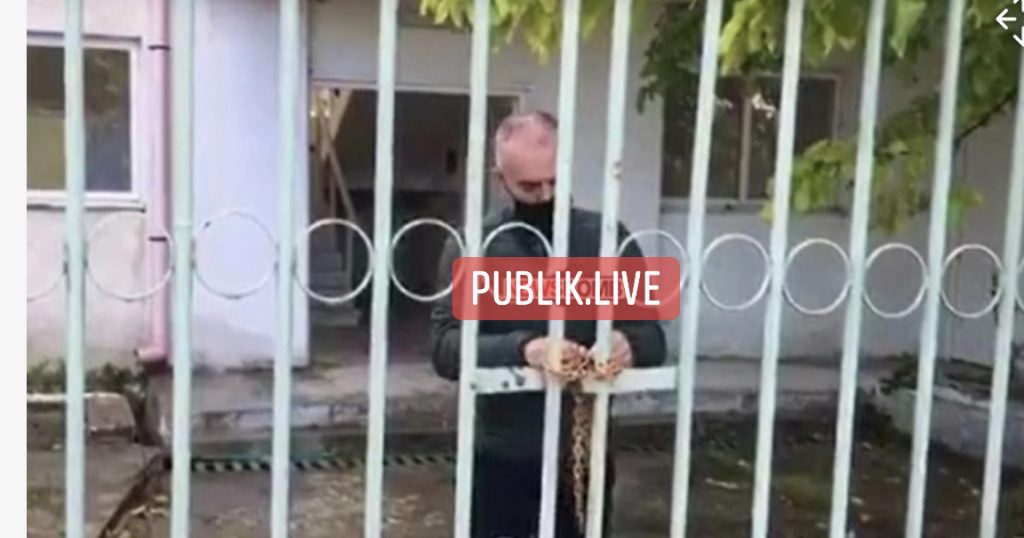 Rëndohet gjendja në Ballsh, naftëtarët mbyllin derën me zinxhir, fikin telefonat dhe s’pranojnë mjekim: Do flijohemi këtu për fëmijët tanë