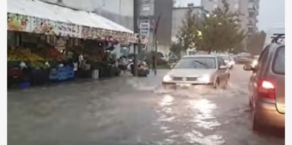 Durrësi noton në ujë, përmbyten banesa, rrugë e biznese