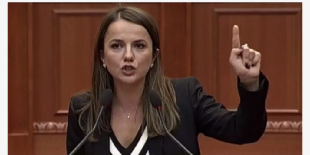 Deputetja  Hajdari me ulërima dhe grushta mbi tryezë: Sot në këtë sallë po mashtroni, ju nuk e doni këtë vend