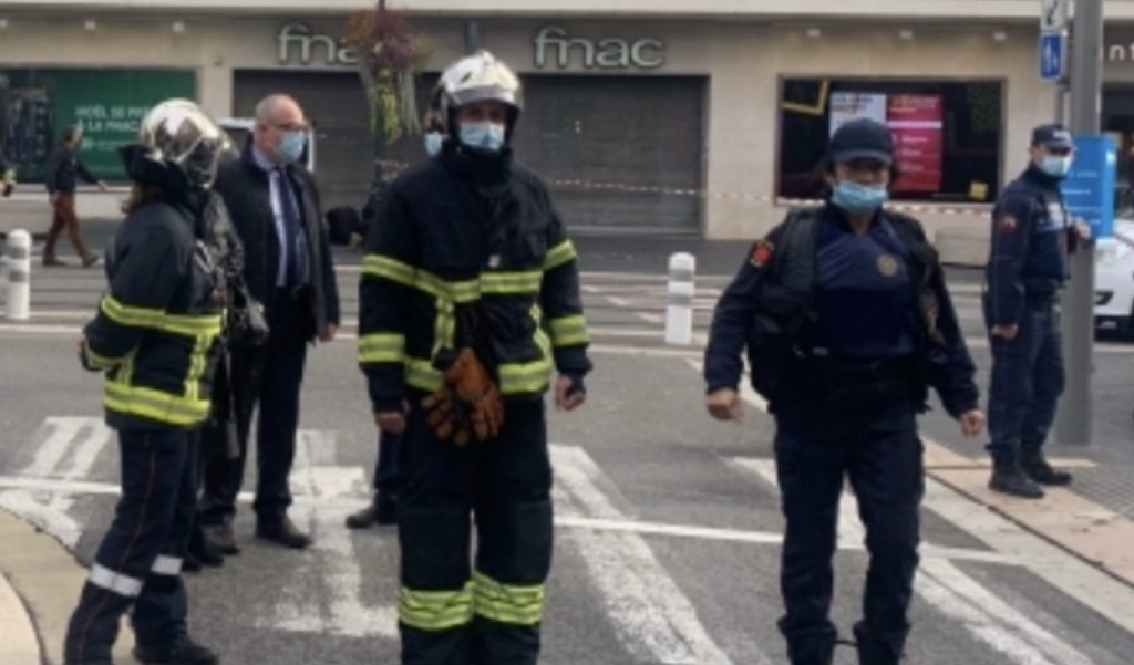 Shkon në tre numri i viktimave nga sulmi me thikë në Francë