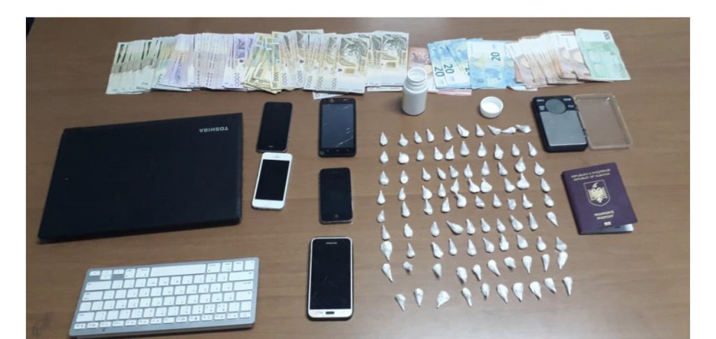 Në pranga një shtetas, shpërdanin drogë tek ‘Sheshi Shqiponja’