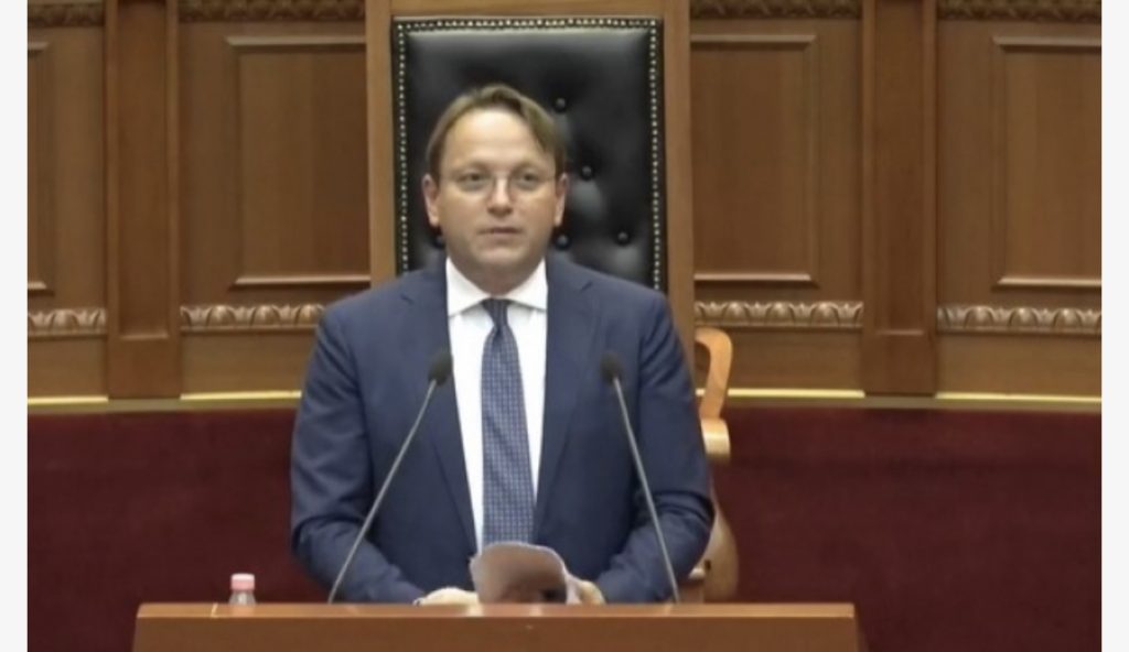 Më dhatë një vend ku ulen monarkët, unë s’jam i tillë’, Varhelyi në Kuvend: Vendet e Ballkanit Perëndimor janë në fokusin tonë