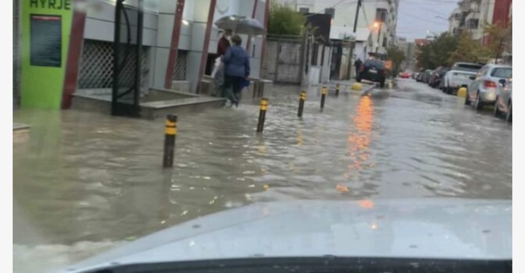 Tirana dhe Durrësi nën pushtetin e ujit