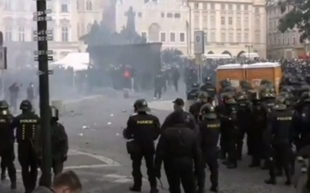 Masat shtrënguese për koronavirusin, protestë masive në qendër të kryeqytetit, 16 të arrestua