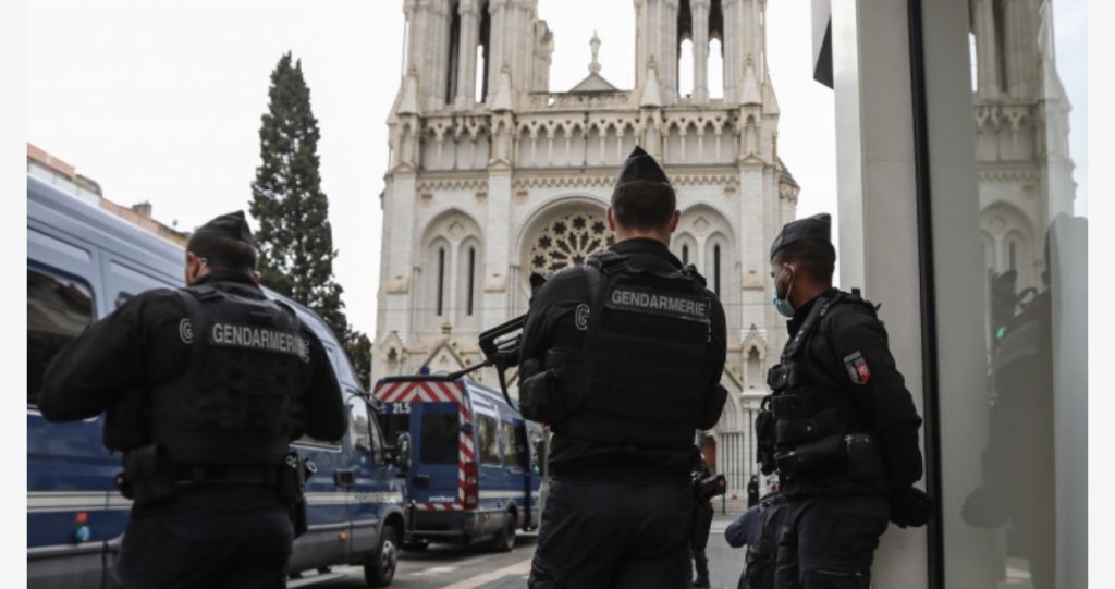 Tjetër sulm në Francë, një person i armatosur plagos prftin në hyrje të Kishës