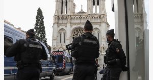 Tjetër sulm në Francë, një person i armatosur plagos prftin në hyrje të Kishës
