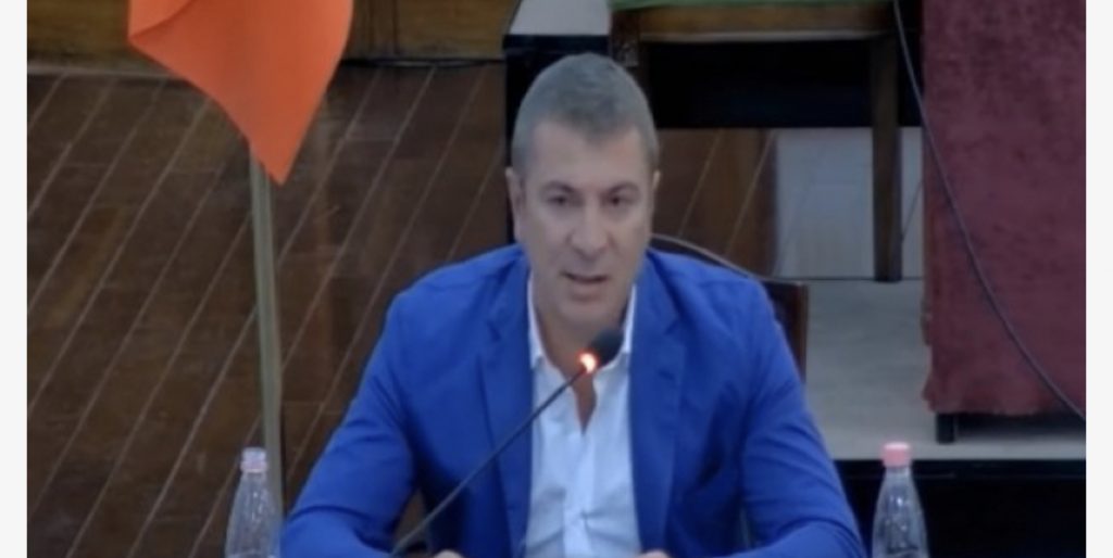 Opozitarët braktisin mbledhjen, socialistët miratojnë vetë koalicionet me listë unike