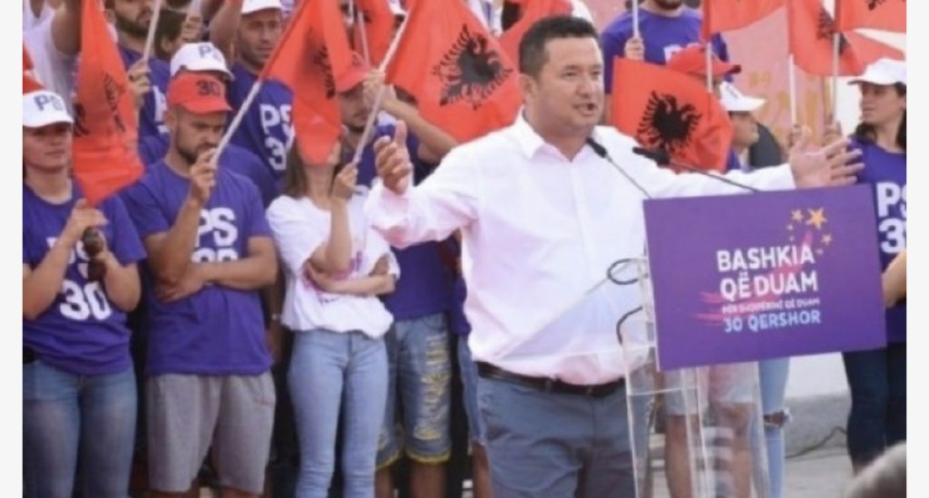 Dyshohet se abuzoi me tenderat, Kryebashkiaku i Gramshit prej orësh në Prokurori