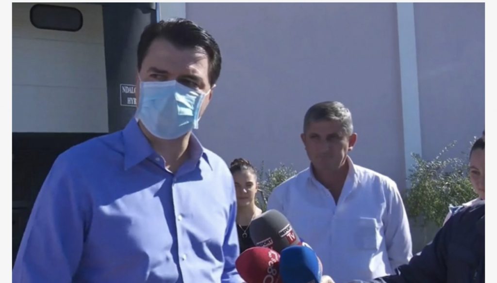 Basha zbulon në Fier gropën ku “janë vjedhur 24 milionë euro” dhe zotohet: SPAK do detyrohet të hetojë, do shkojë pas hekurave…