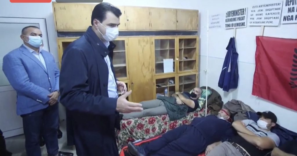 Basha takon naftëtarët në grevë urie