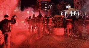 Tymuese dhe flakë në Sheshin kryesor të Romës, kundër masave anti-Covid