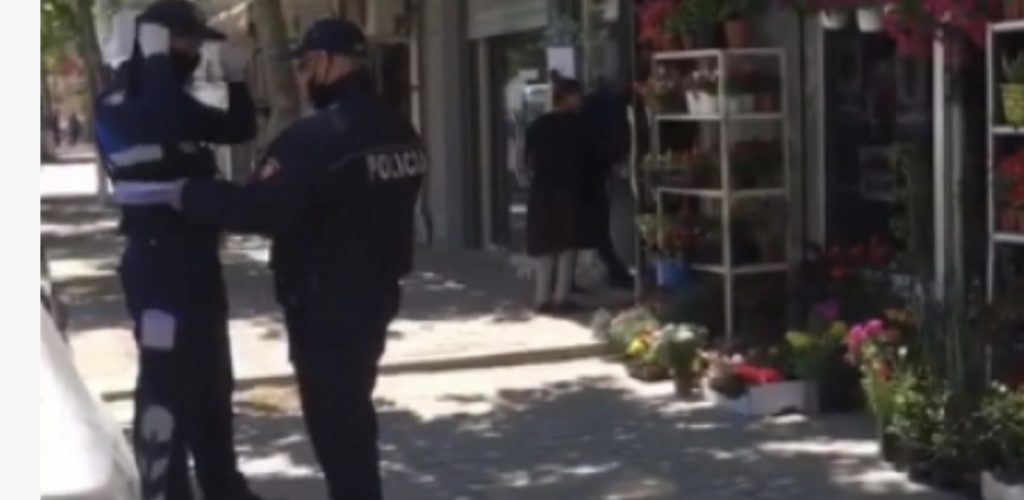 Dy persona grabisin një dyqan në Roskovec, flet pronarja: Kishin një send që dukej si armë, morën çnatën dhe disa bizhuteri