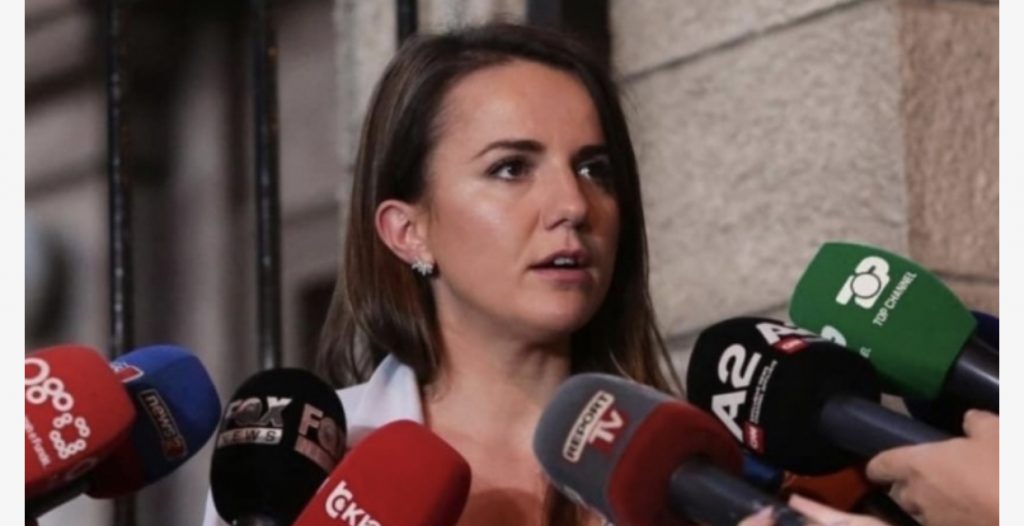 Propozimet e reja të PS për uljen e pragut, shpërndarjen e mandateve dhe garimin e kryetarit në 4 qarqe njëherësh, reagon HAJDARI: Me hile, duam lista 100% të hapura