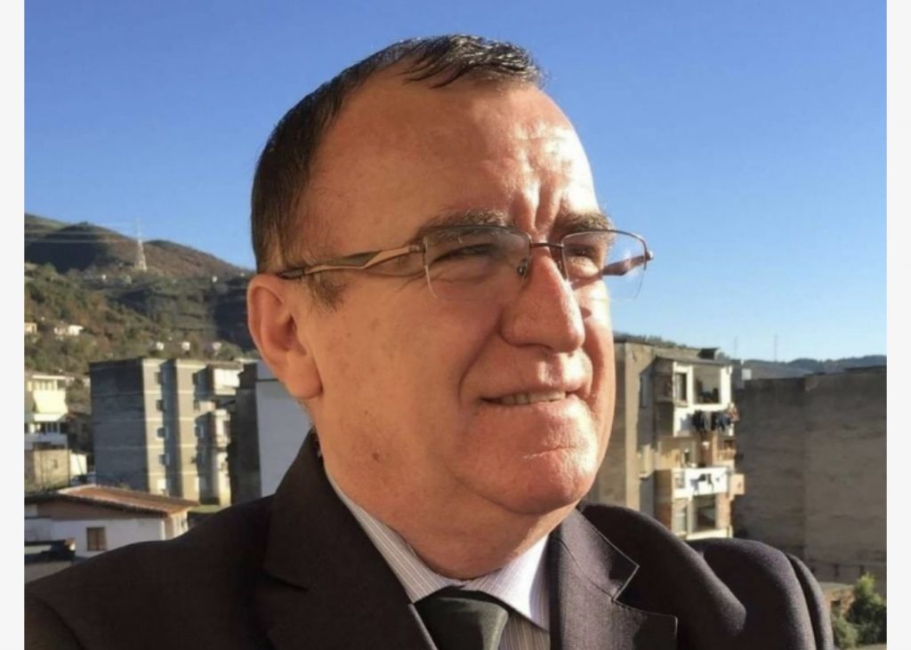 Drejtori i Zyrës Arsimore në Gramsh, Xhevit Dermyshi, ka humbur betejën me koronavirusin
