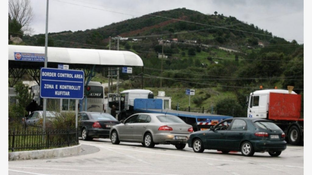 Greqia kthen mbrapsh dy autobusë me shqiptarë, disa pasagjerë rezultuan pozitivë