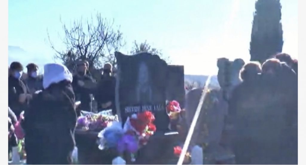Lot e dhimbje, në varrezat e Thumanës kujtojnë sot familjarët dhe të afërmit që u mori jetën tërmeti i 26 Nënori