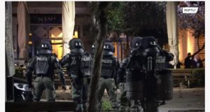 Shpërthejnë protestat në Greqi, mijëra qytetarë kundër karantinës së dytë, plagosen 2 policë, 11 të arrestuar