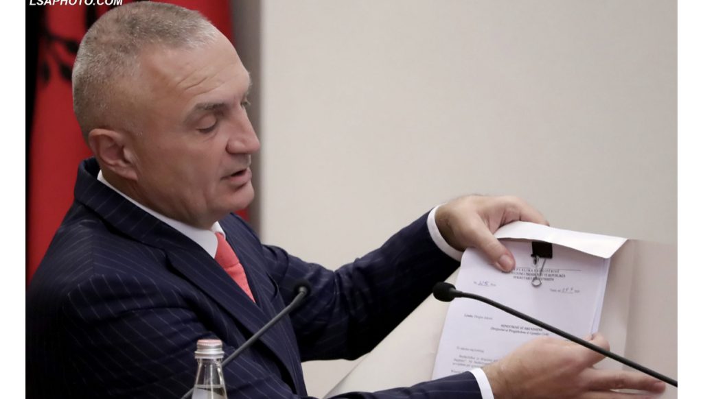 Presidenti Meta i  rikthehet    çështjes së gjyqeve në arbitrazhin ndërkombëtar.