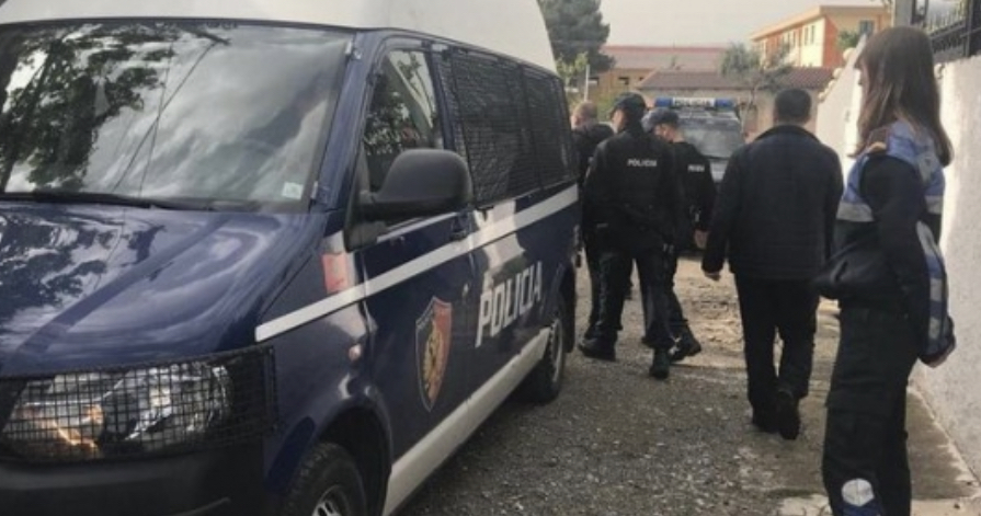 Vidhnin banesa  dhe dyqane, arrestohen dy të rinjtë në Kavajë