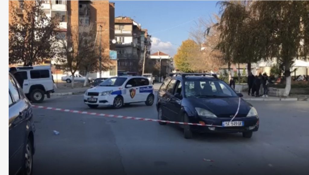 Aksident i rëndë në Korçë, makina përplas gruan dhe fëmijën